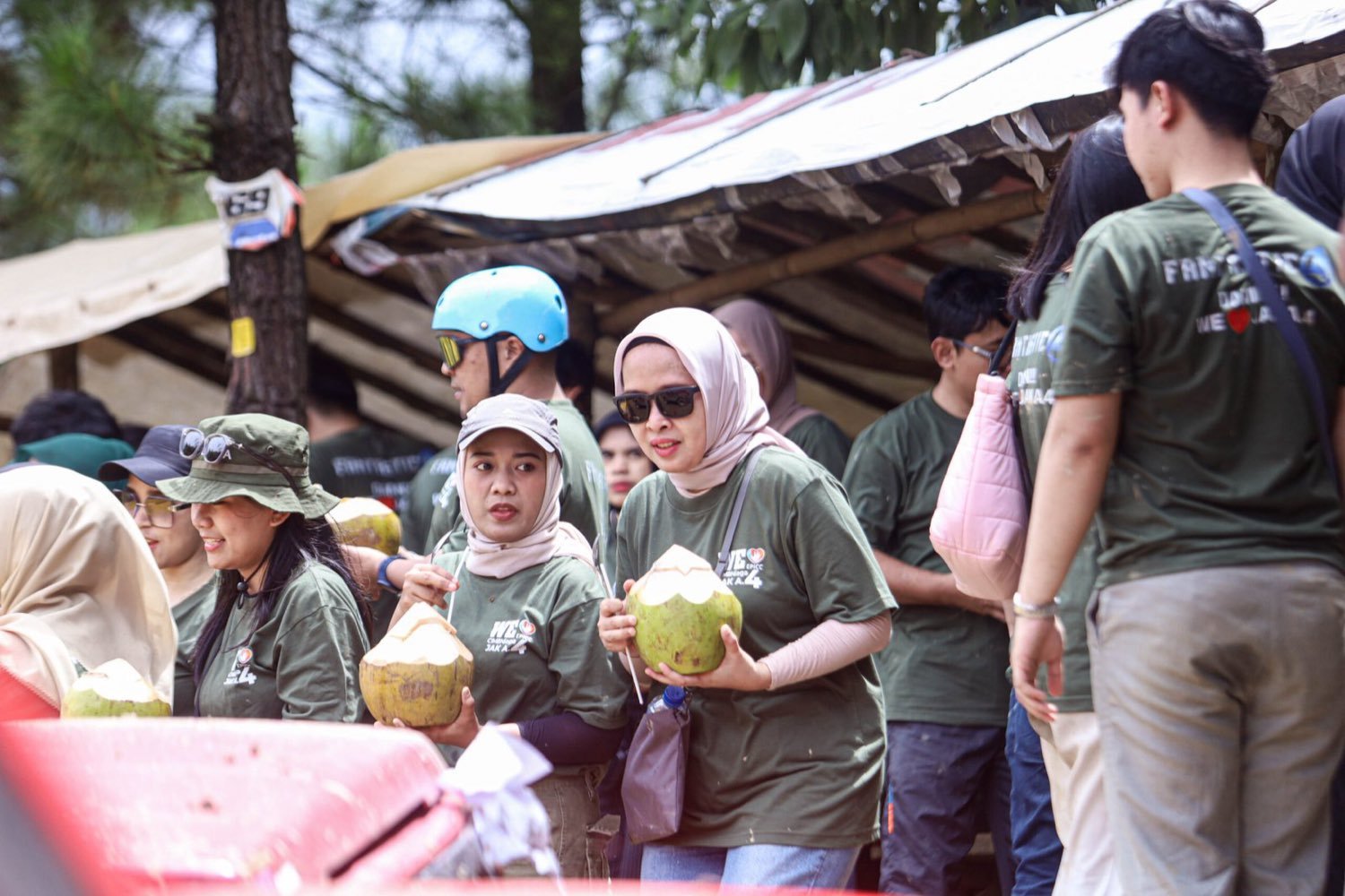 Istirahat di warung tengah trek