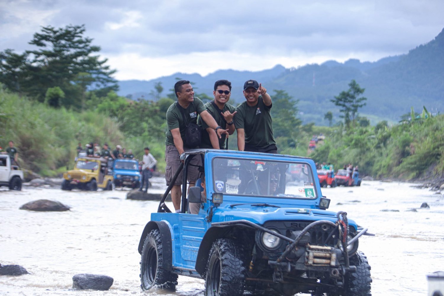 Panorama pegunungan dari jalur offroad
