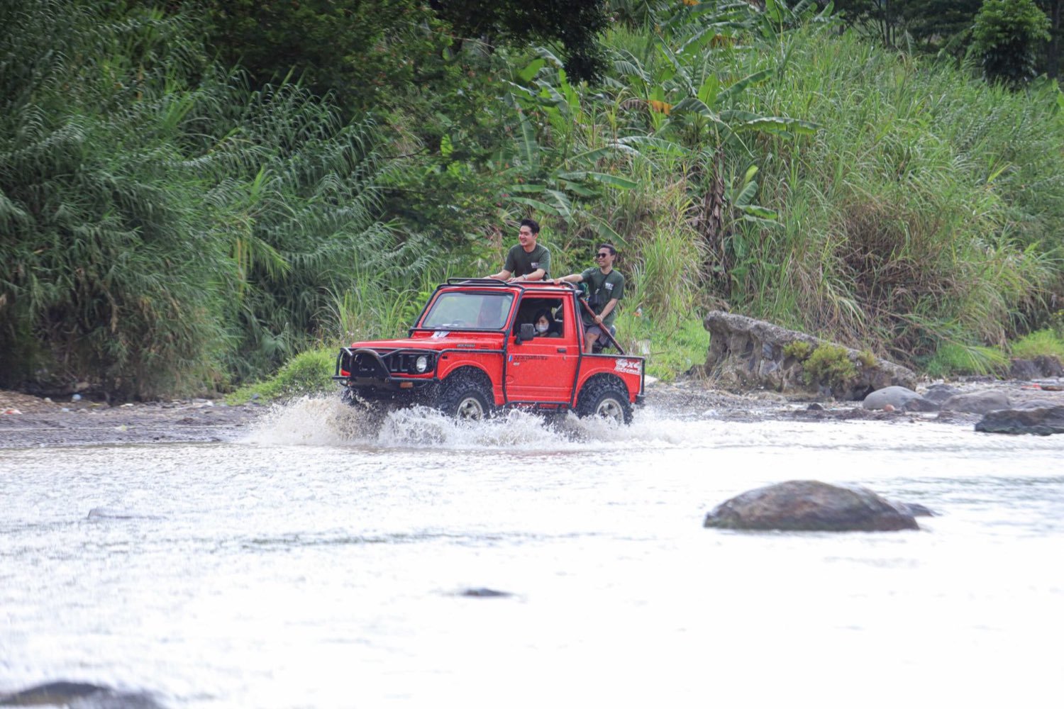 Lintasan sungai di jalur Hambalang