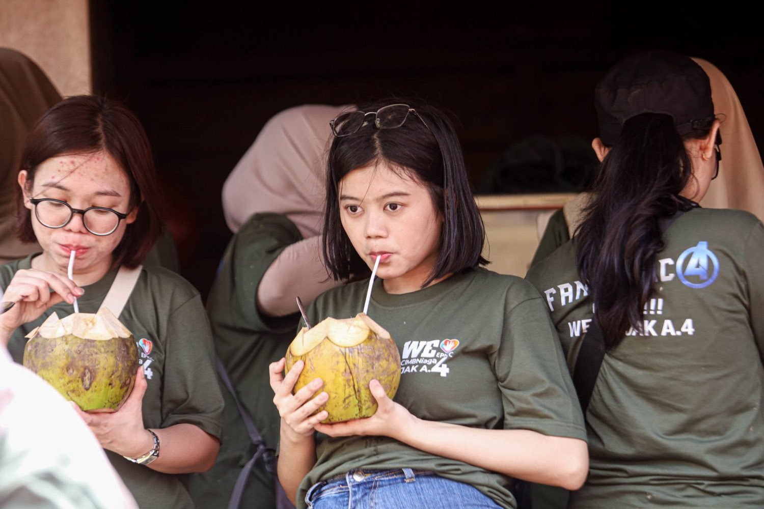 Kelapa muda saat istirahat di warung