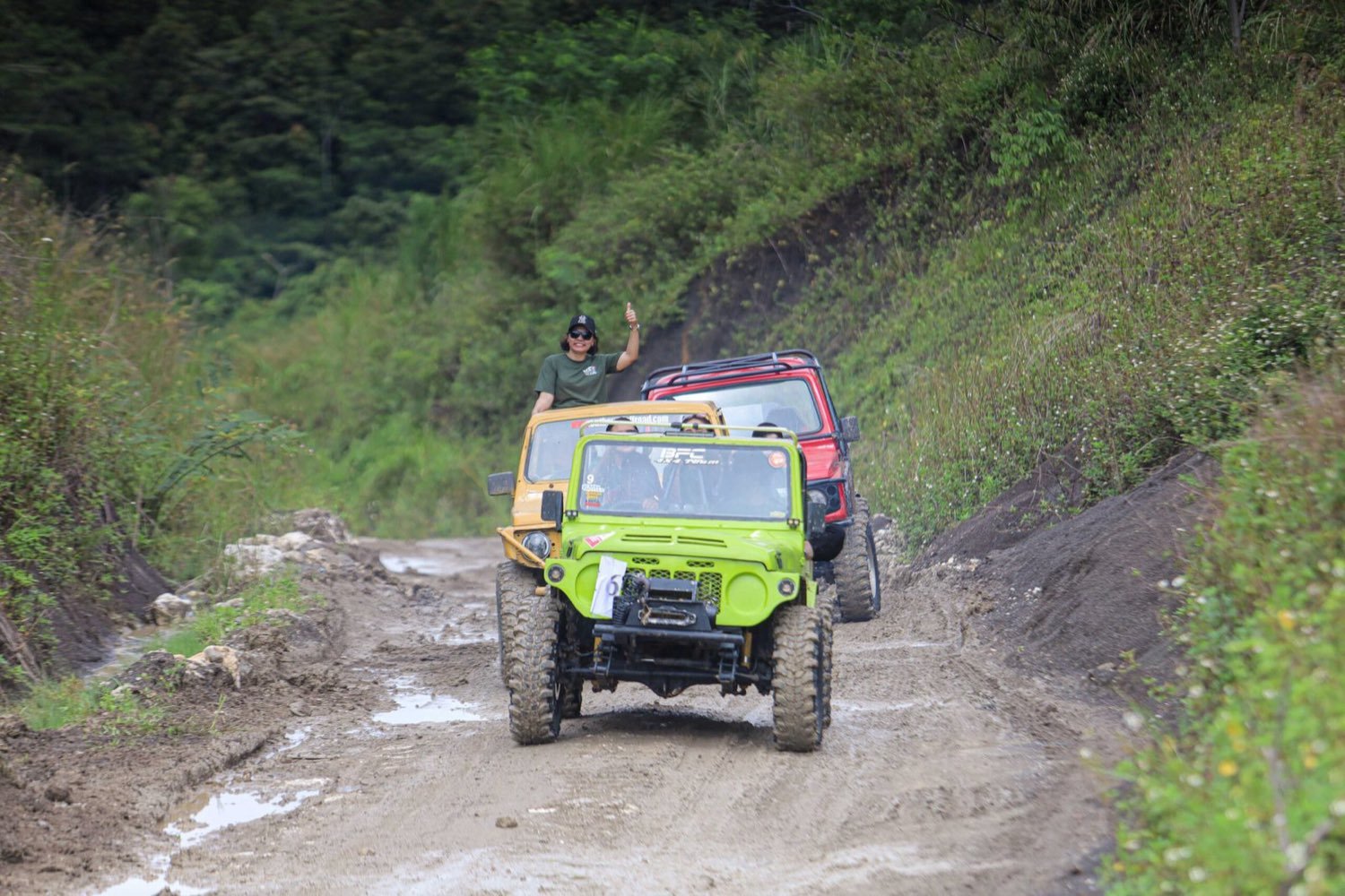 Konvoi jeep menerjang trek berlumpur Hambalang