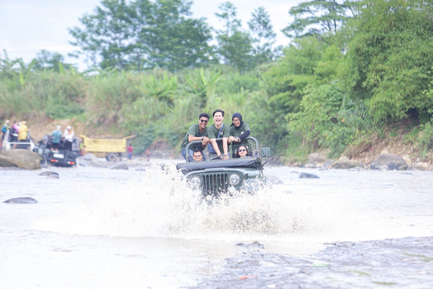 Menerjang arus sungai Hambalang