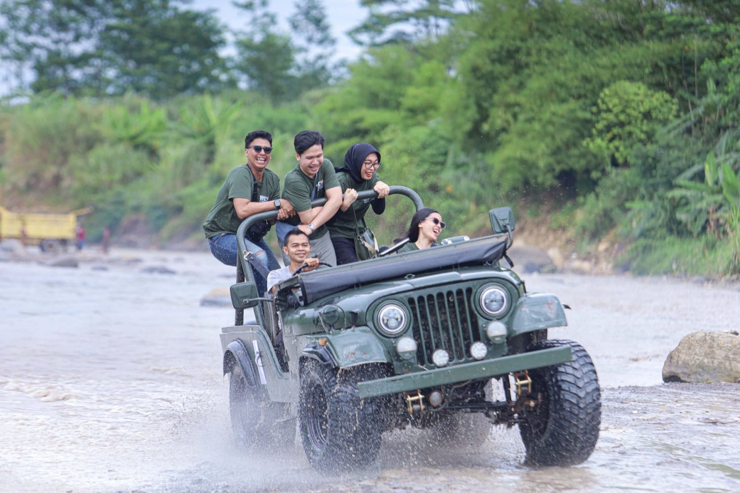 Peserta melintasi sungai
