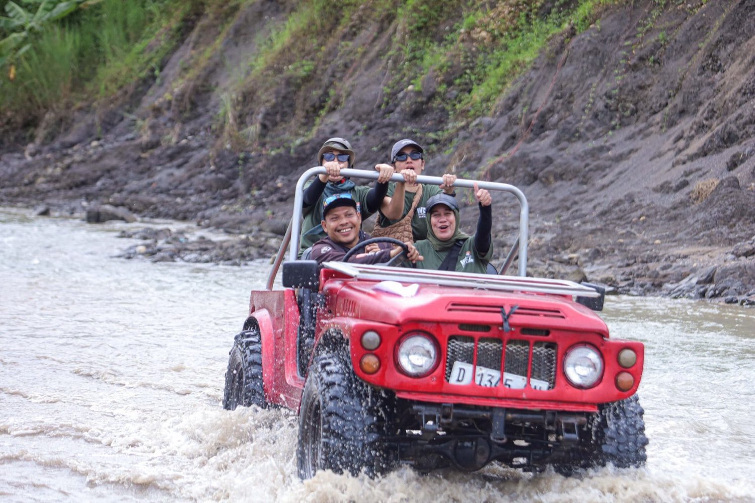 Susur sungai dengan jeep