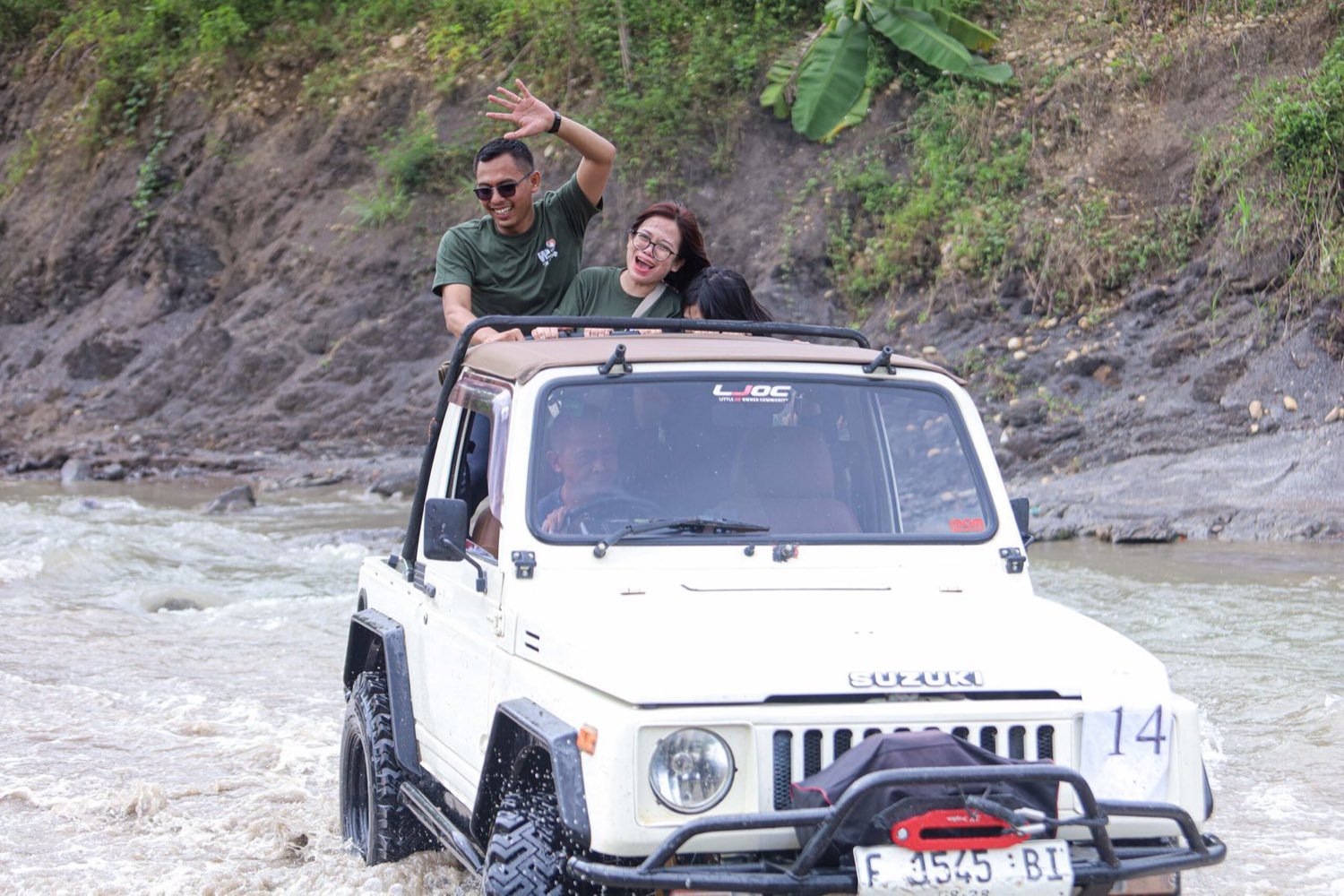 Peserta private trip di tengah sungai